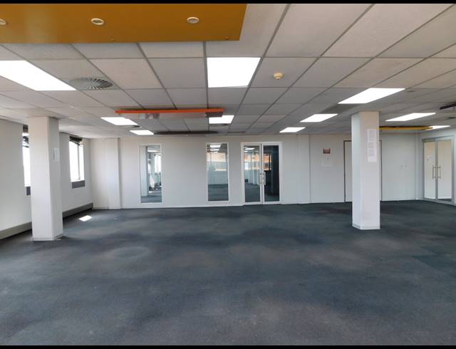 1,306M² OFFICE TO LET IN FERNDALE